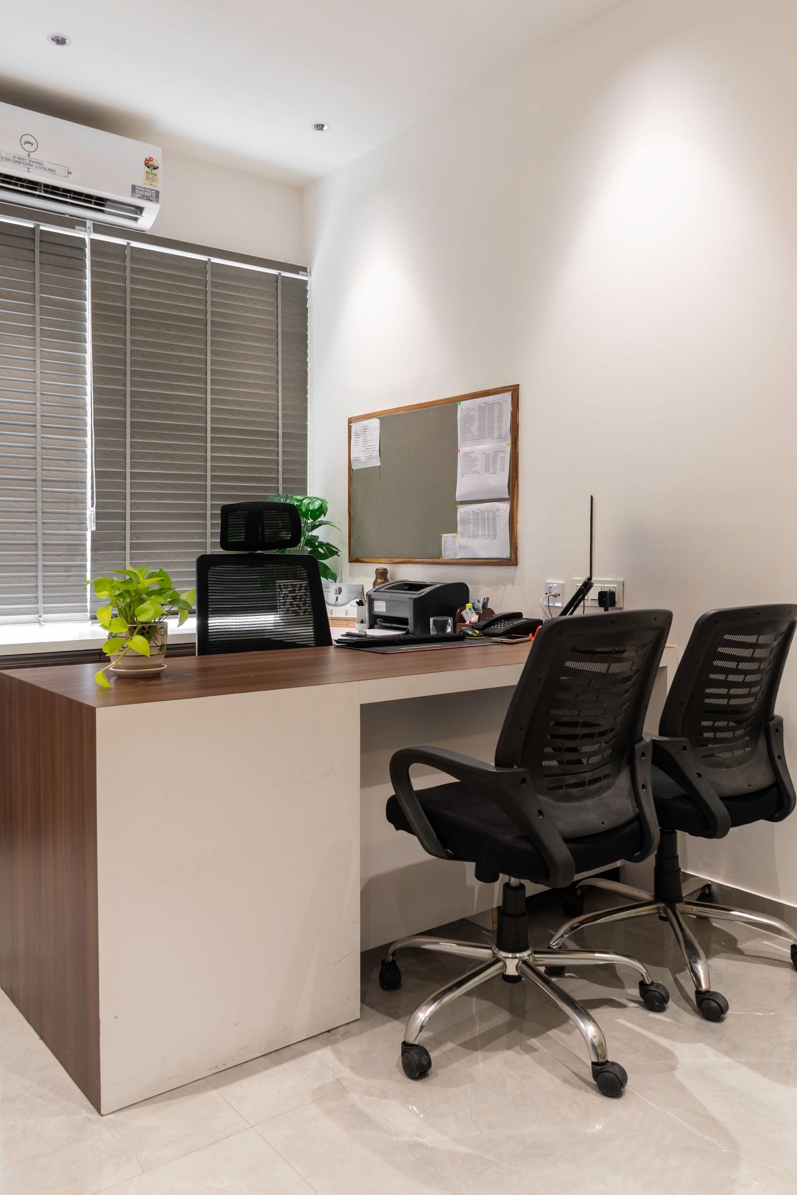 Despacho moderno del bufete con sala de reuniones y biblioteca jurídica al fondo