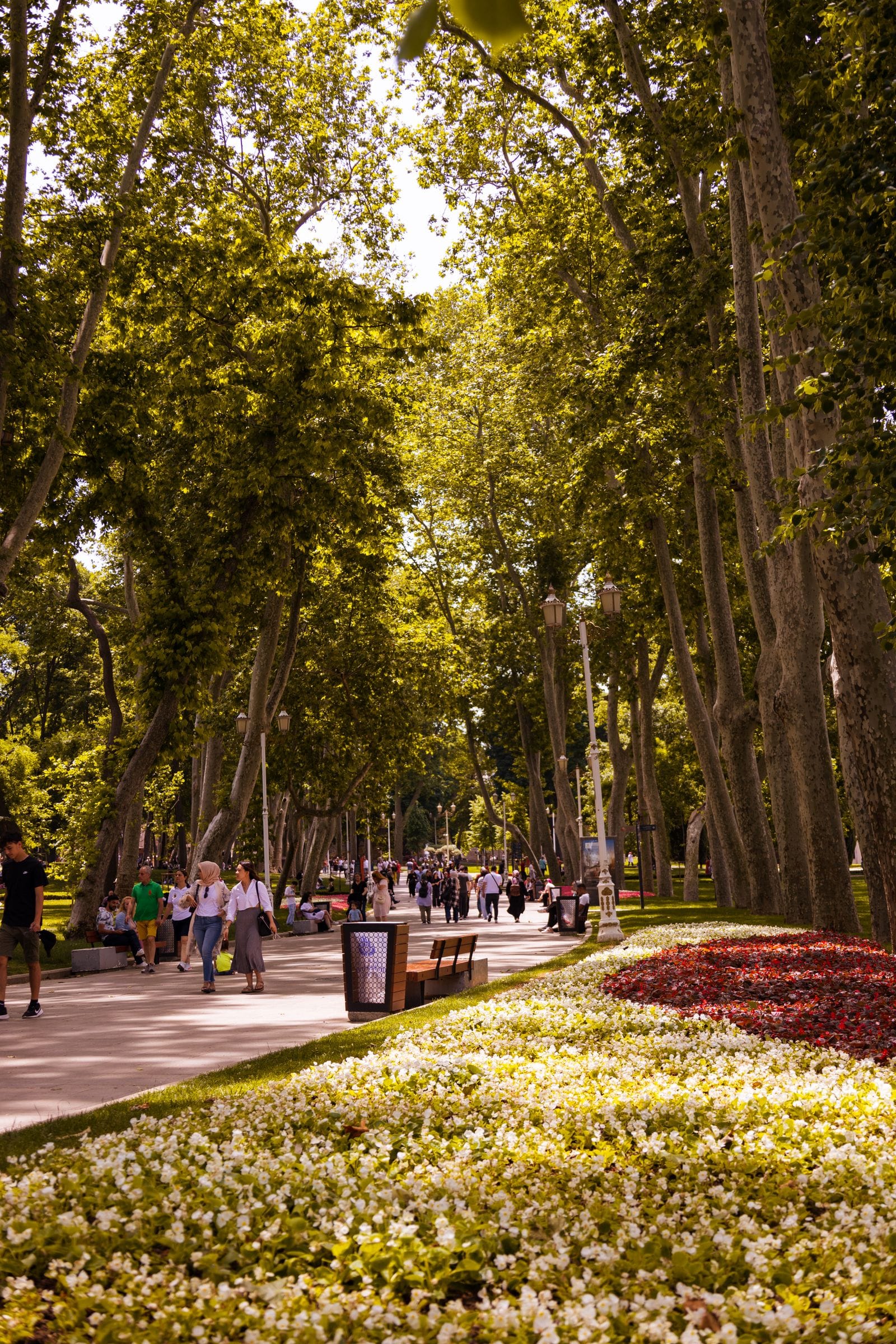 Vecinas y vecinos paseando por el parque del Mar de Vilamar en una tarde de primavera