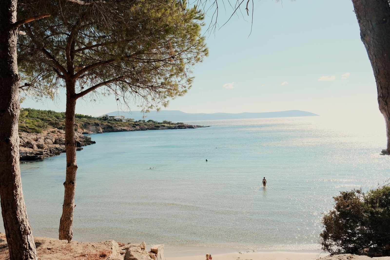 Cala mediterránea entre pinos en Càmping Cala Serena