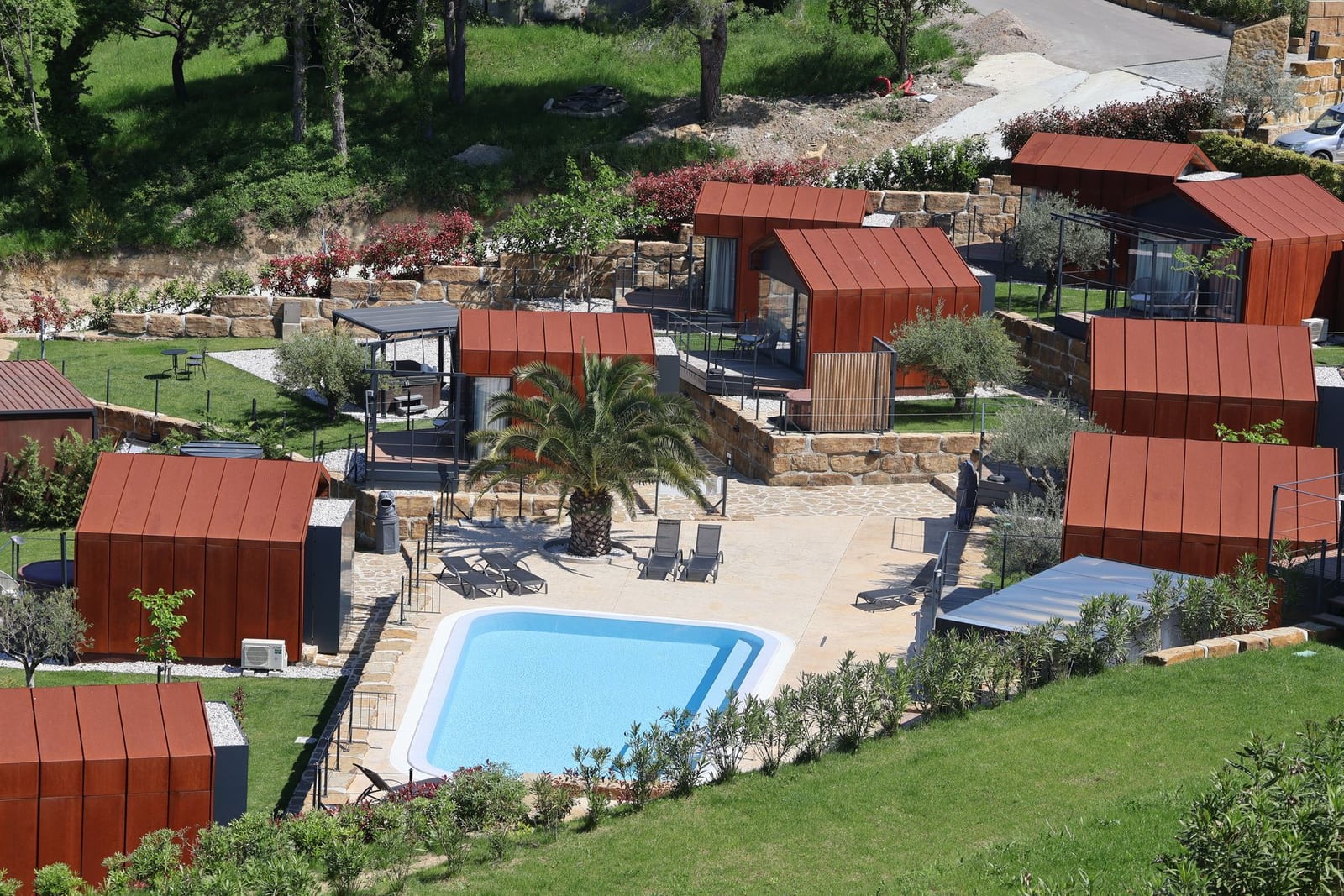Bungaló moderno junto a la piscina del camping