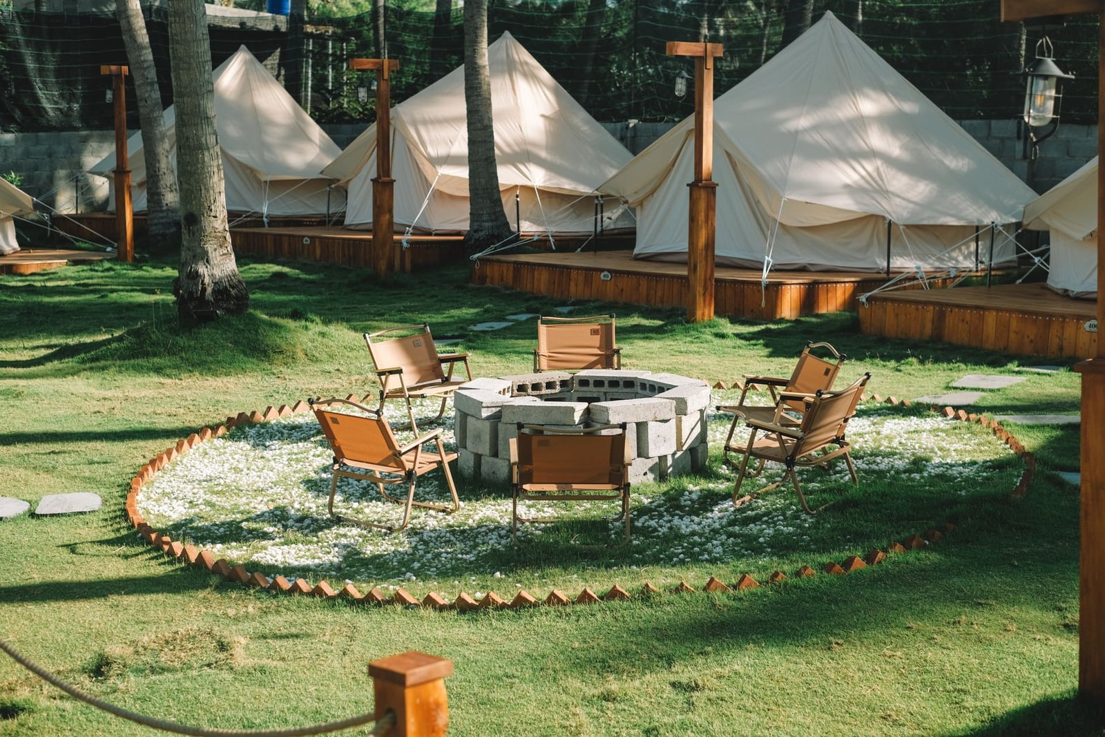 Tienda safari de glamping entre los pinos
