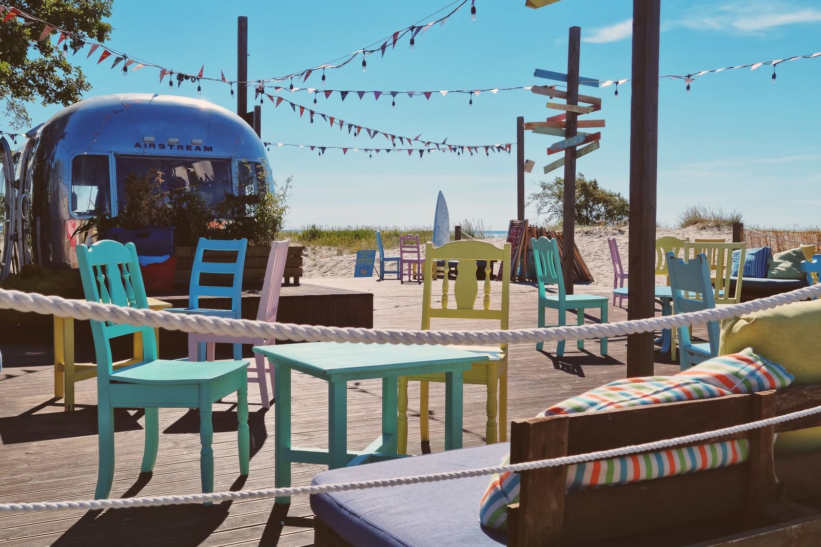 Chiringuito y terraza del camping junto a la playa