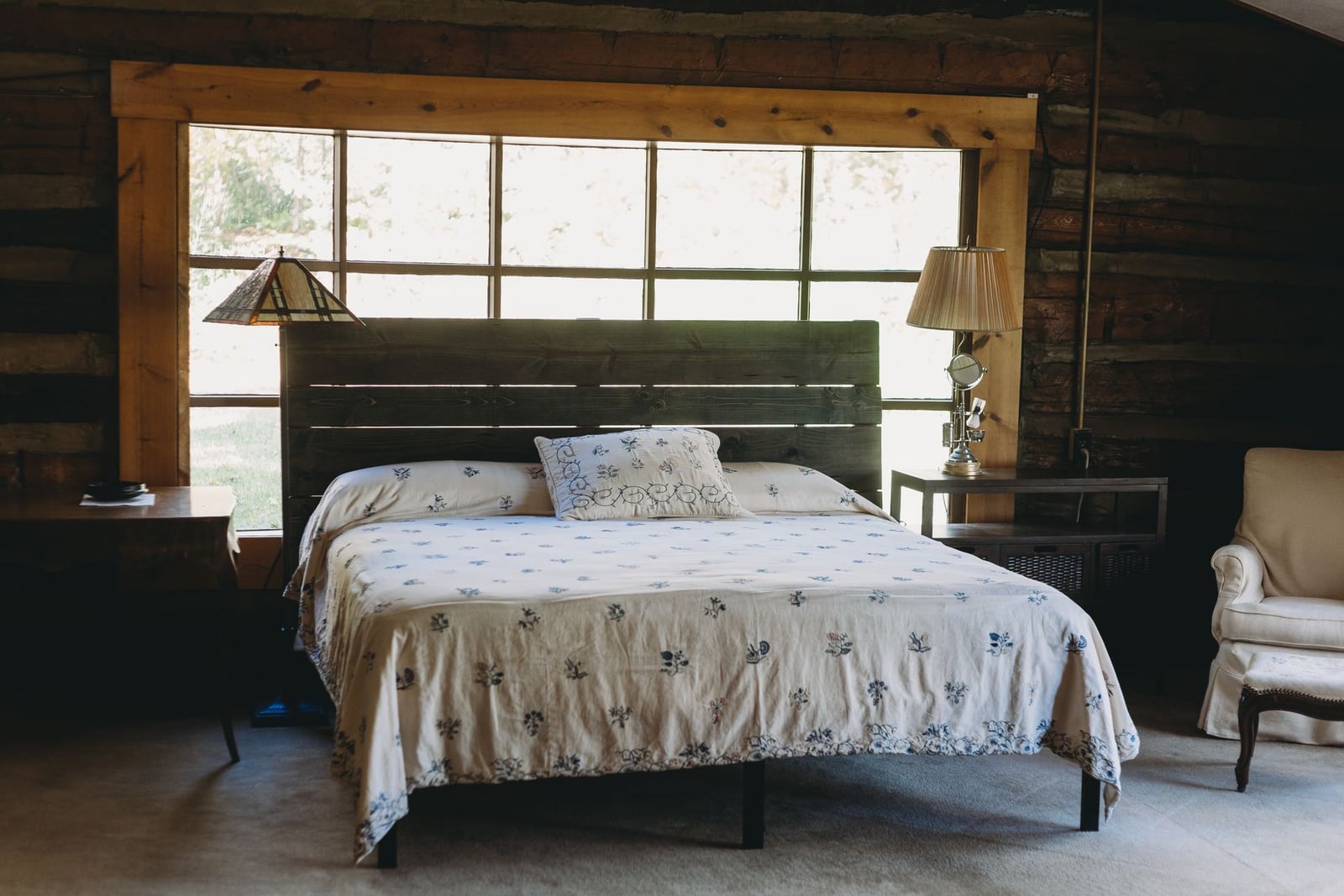 Habitación rústica acogedora de Mas de les Espigues con cabecero de piedra y madera