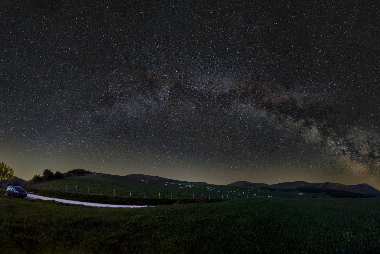 Cielo estrellado con la Vía Láctea sobre el campo junto a Mas de les Espigues