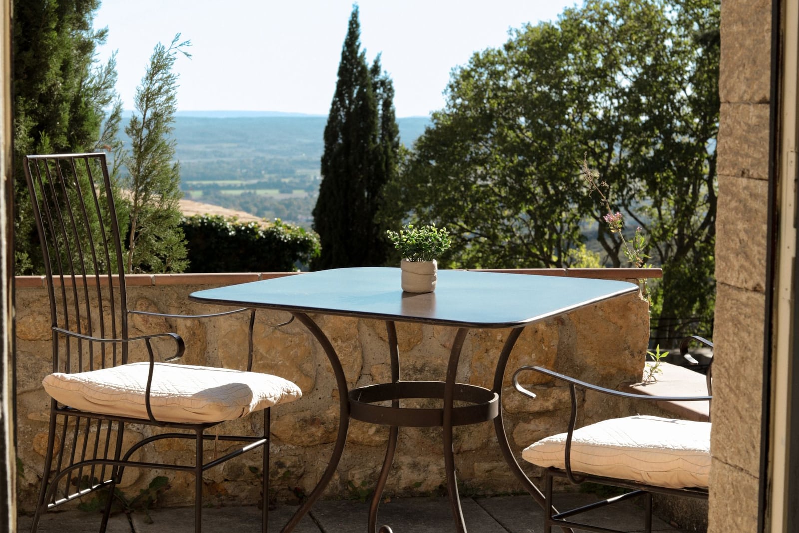 Porche o terraza de piedra de Mas de les Espigues con mesa y vistas a la sierra