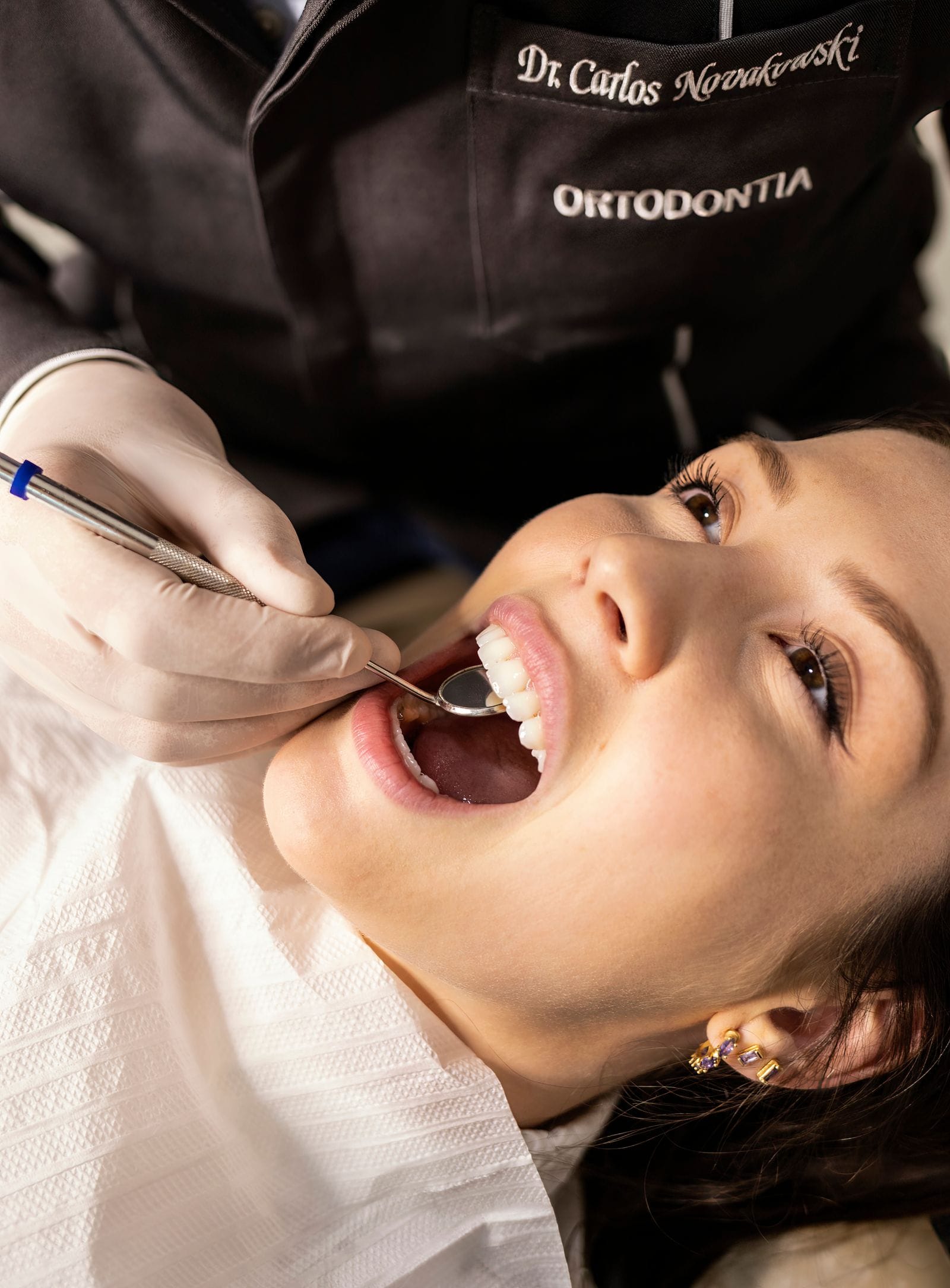 Odontóloga realizando un chequeo dental a una paciente sonriente en el gabinete de Dental Tarraco