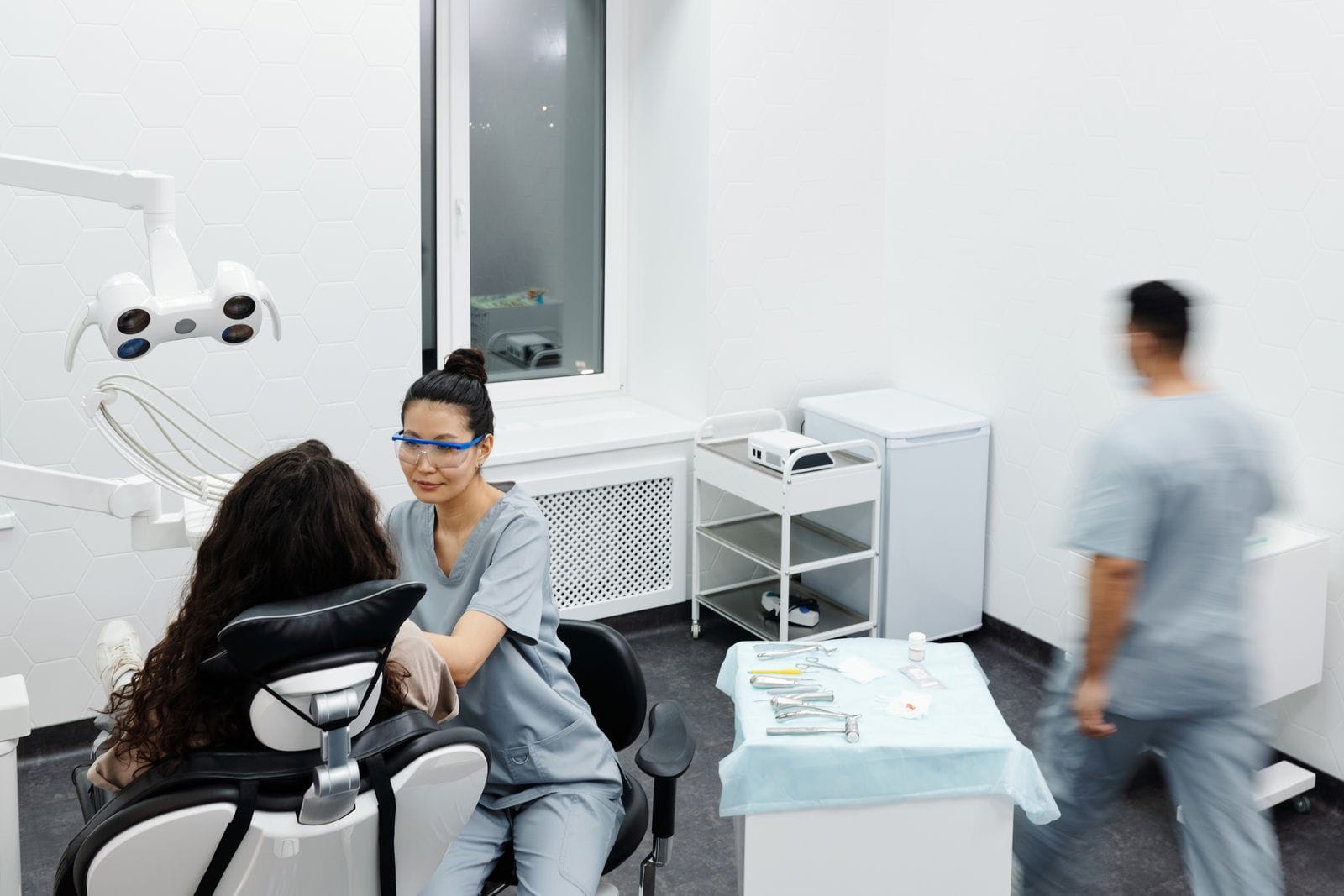 Odontóloga de Dental Tarraco explicando el plan de tratamiento a un paciente con un modelo dental en la mano