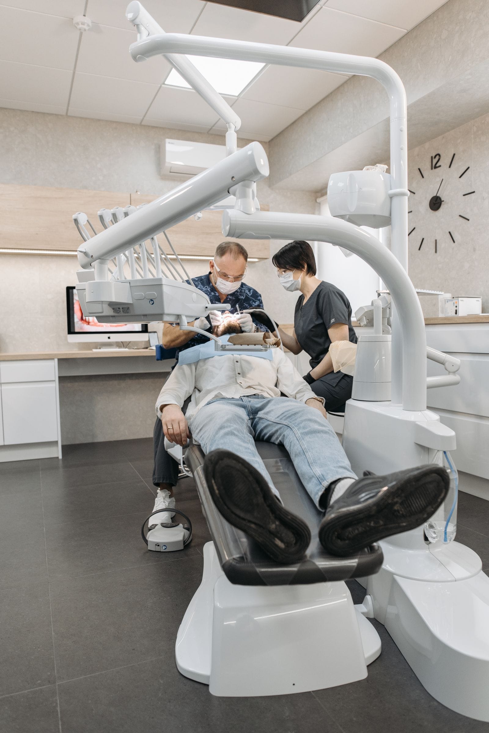Gabinete moderno de Dental Tarraco equipado con sillón ergonómico y pantallas de diagnóstico digital