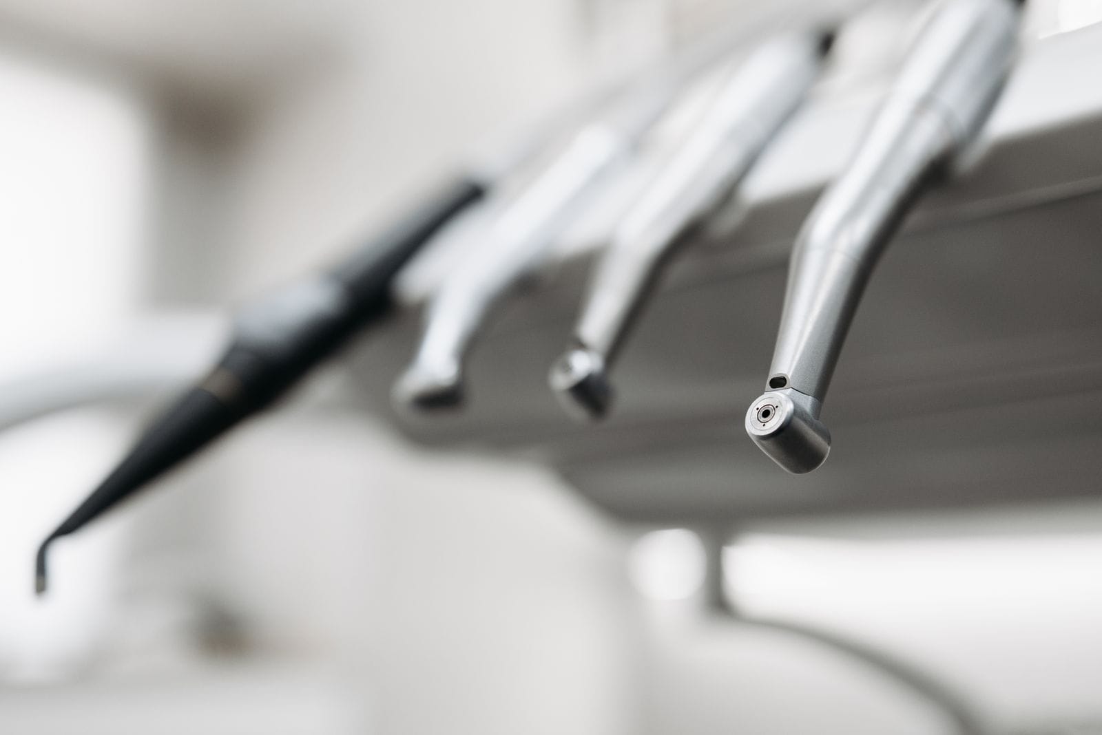 Instrumental dental esterilizado y ordenado sobre la bandeja de trabajo de la clínica