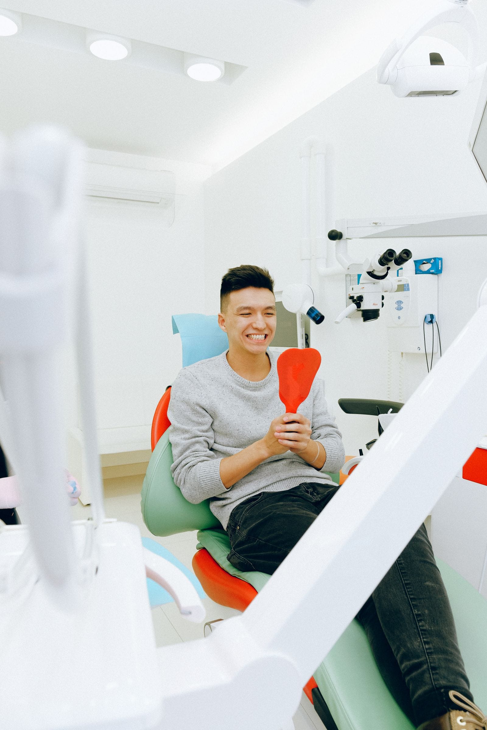 Paciente confiado y relajado en el sillón dental antes de su revisión
