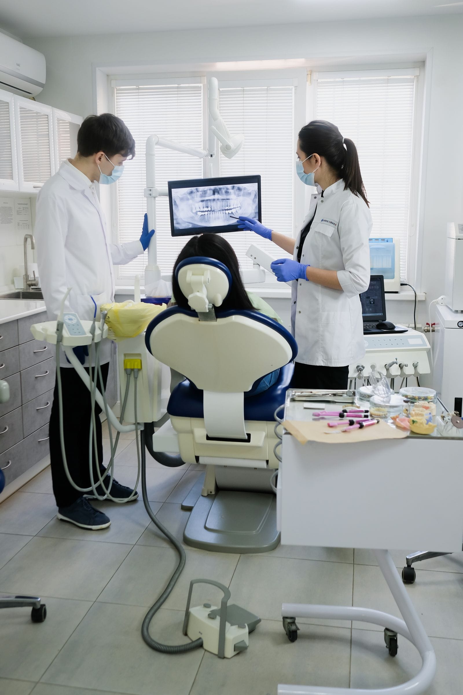 Equipo de especialistas de Dental Tarraco en bata posando en la recepción de la clínica