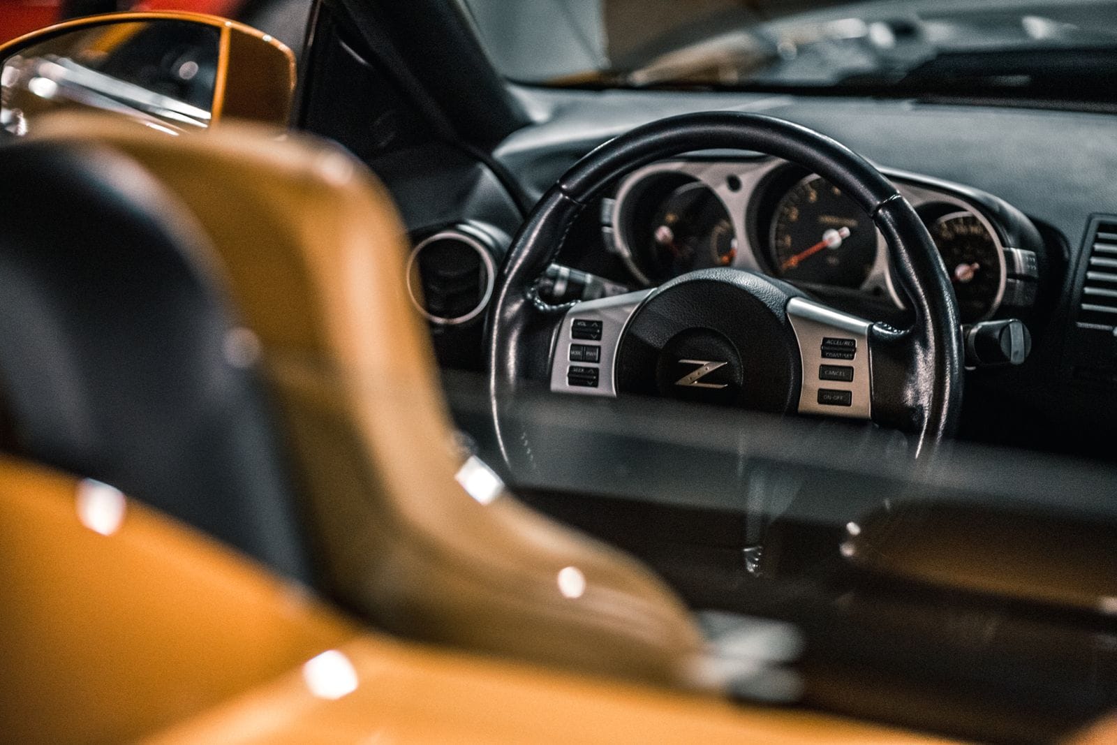 Detalle del interior de un coche premium: tapicería, costuras y consola central