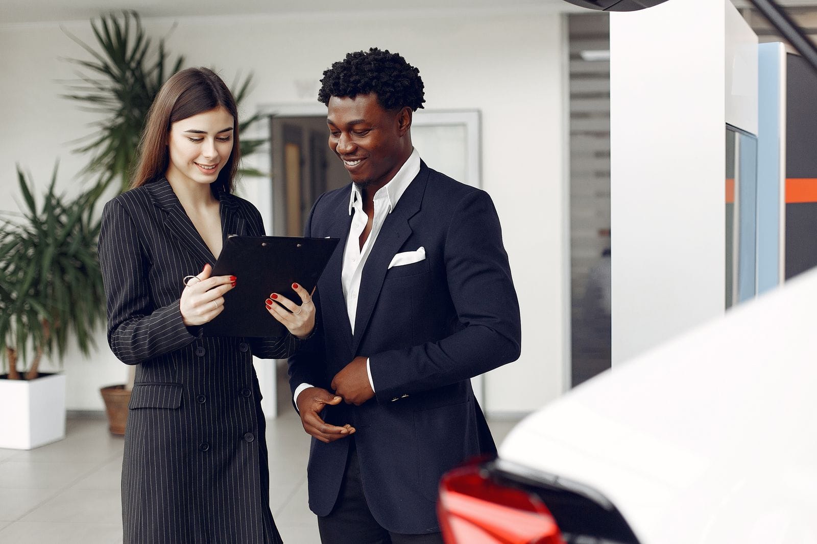 Asesor de financiación de AutoMare atendiendo a un cliente en el showroom