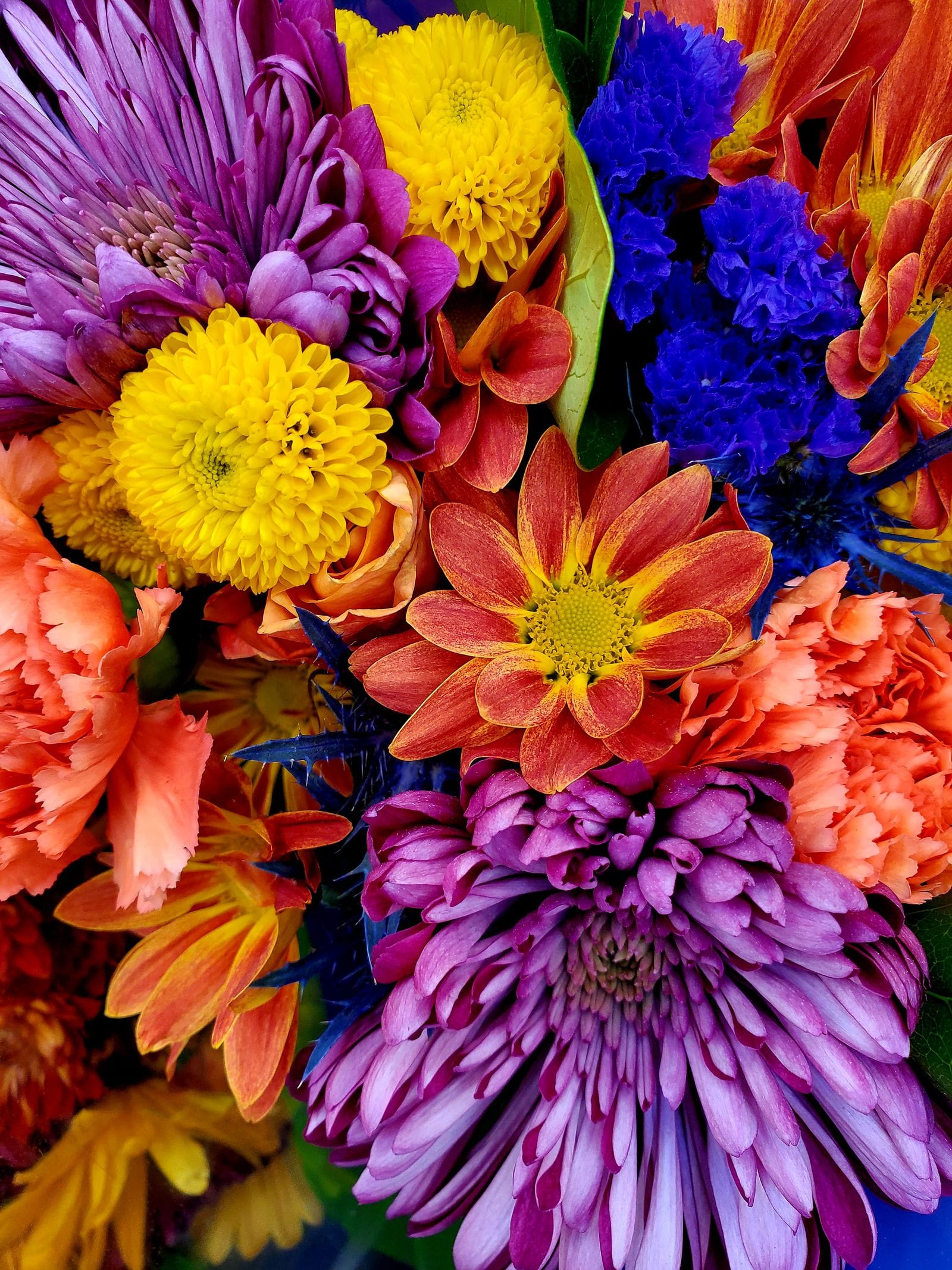 Ramo colorido de flores de temporada recién compuesto sobre fondo neutro