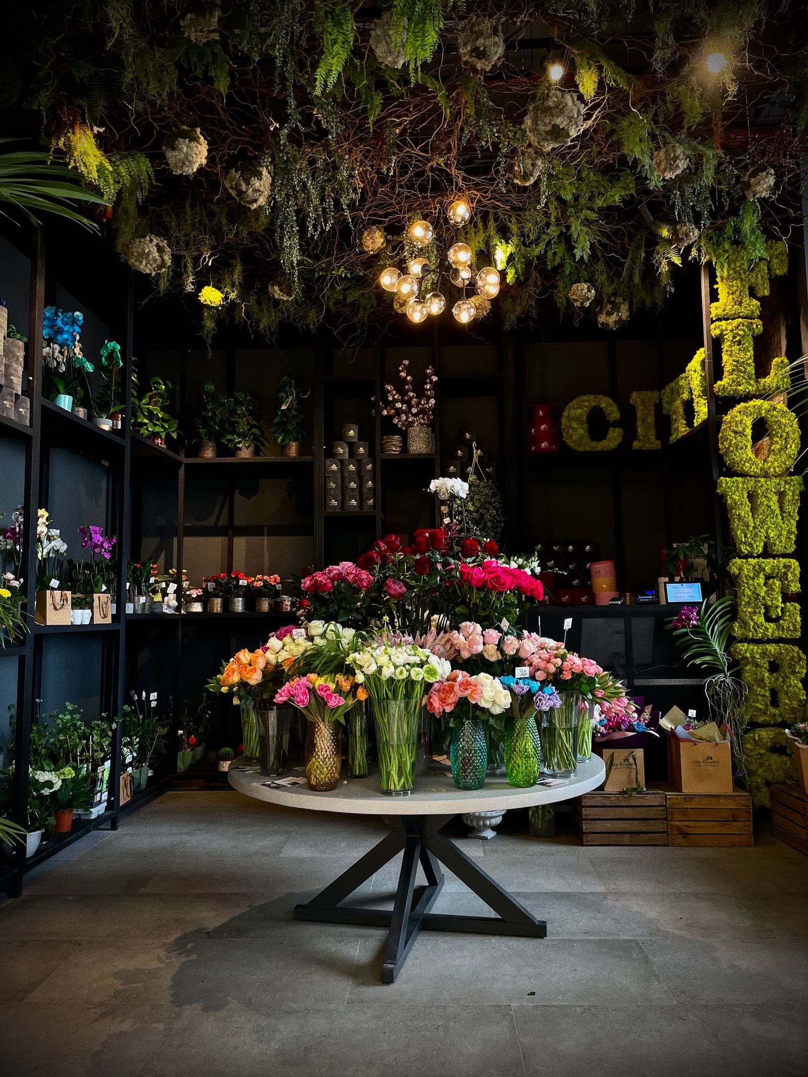 Interior de la tienda Fulla & Pètal con flores y plantas expuestas