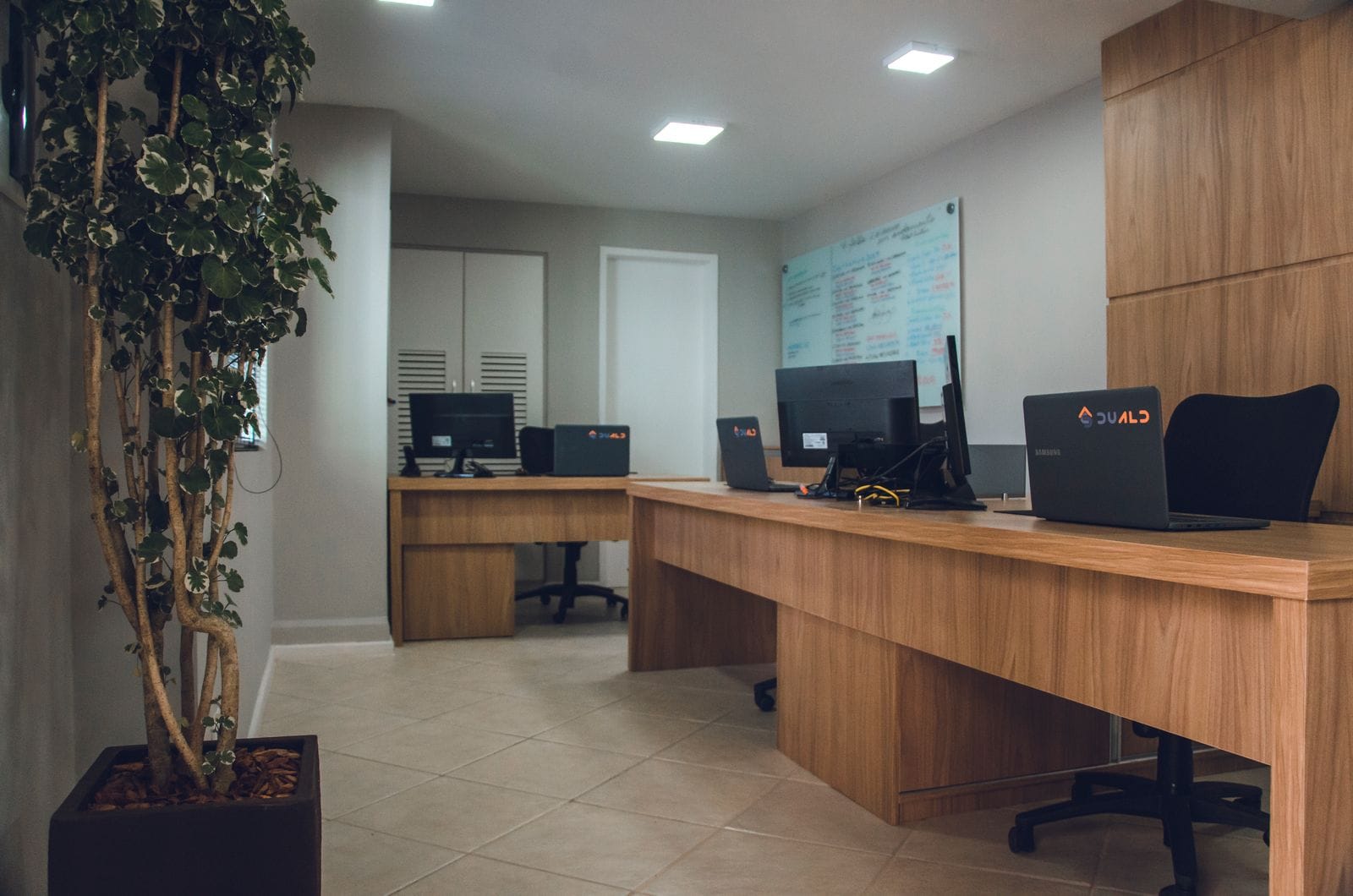 Oficina moderna de la gestoría Assessoria Camp en Tarragona, con luz natural y mesas de trabajo