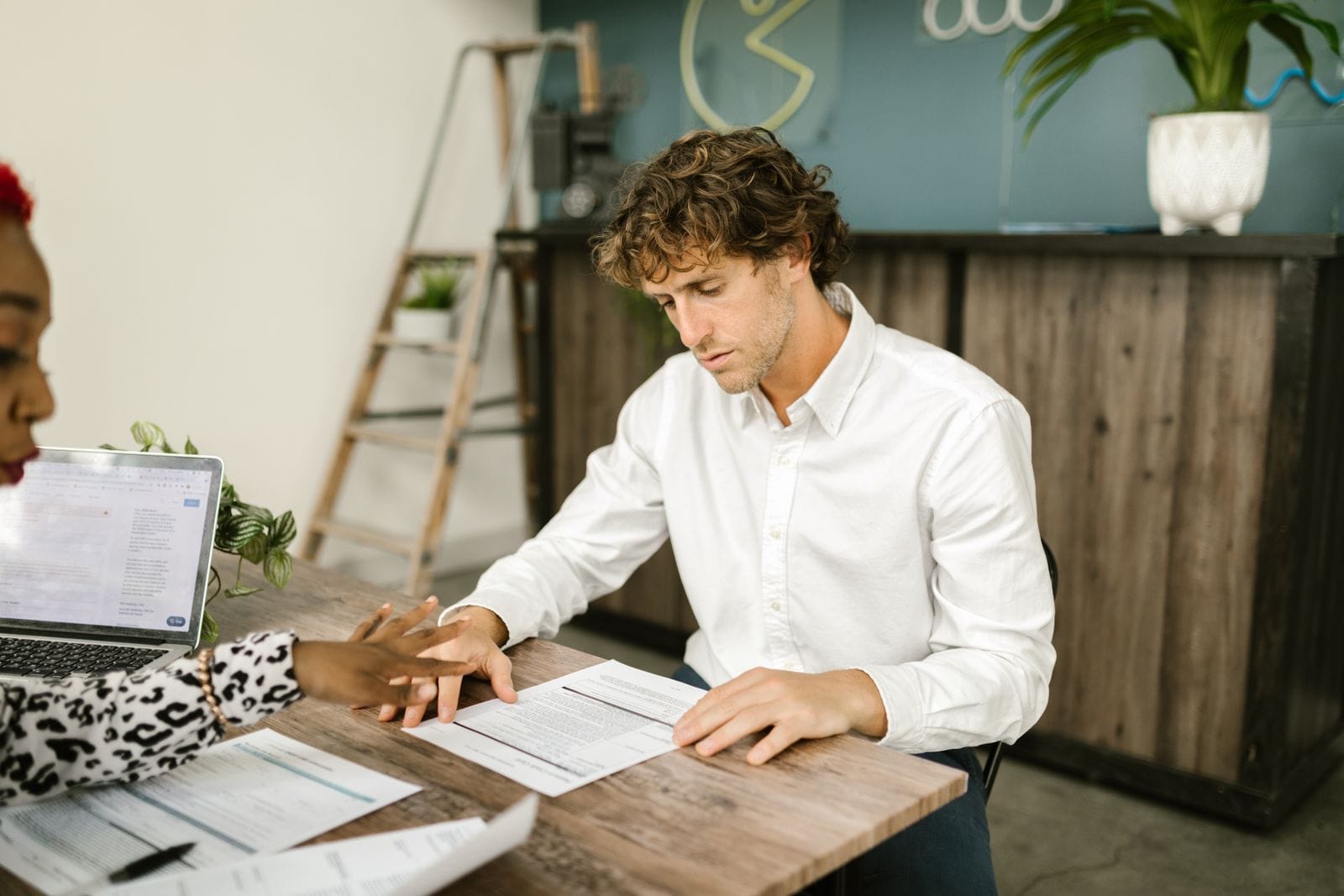 Dos profesionales clientes de Assessoria Camp en su lugar de trabajo