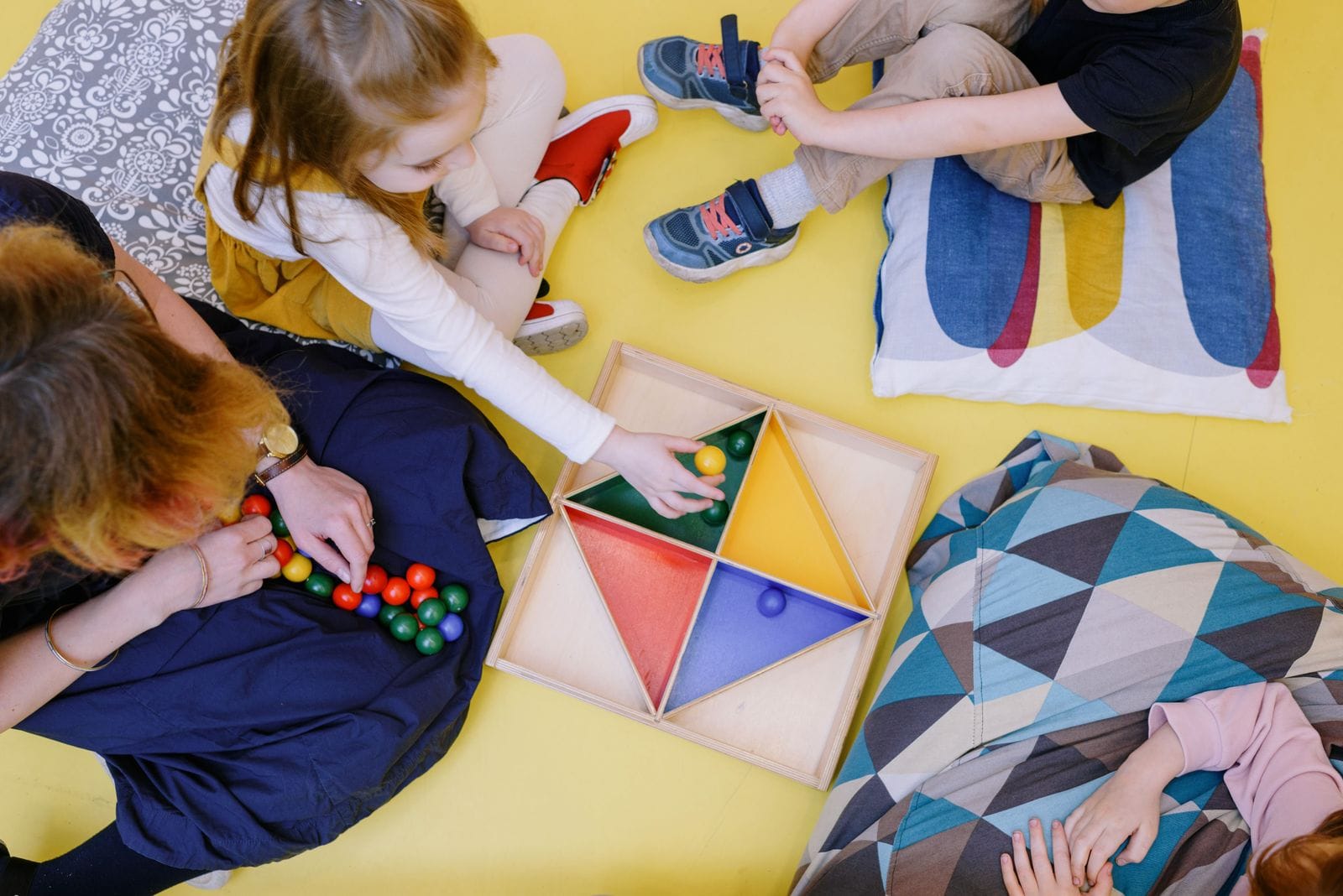 Material educativo de madera y piezas de encaje dispuestas para el juego de los niños