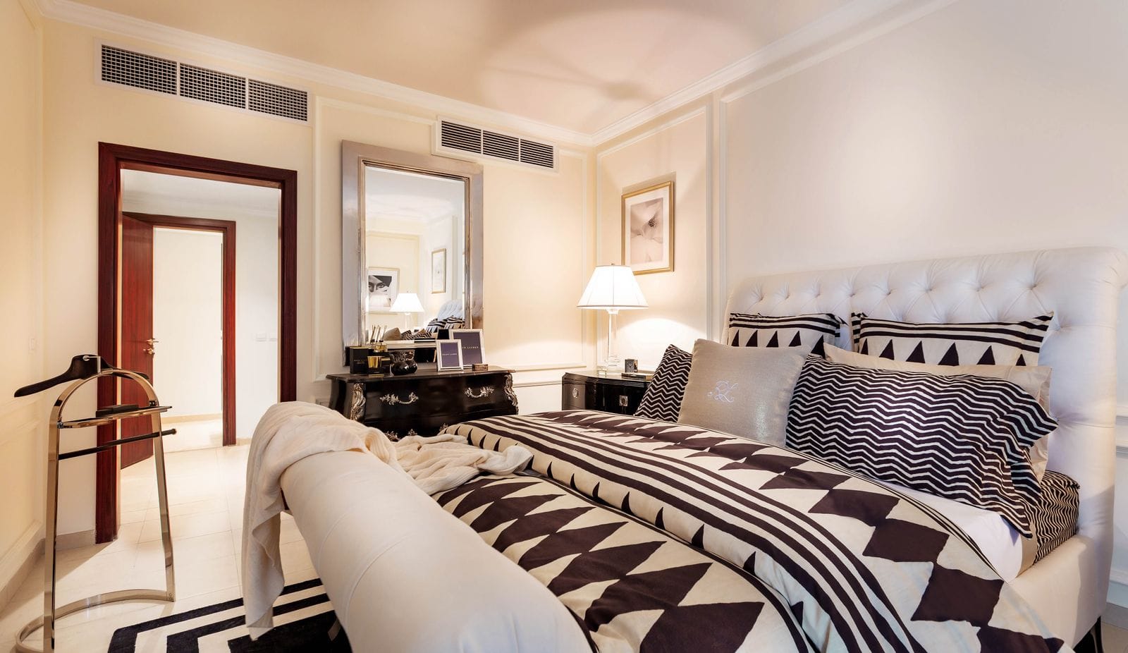 Dormitorio principal de lujo con grandes ventanales y luz natural en una vivienda de la Costa Daurada