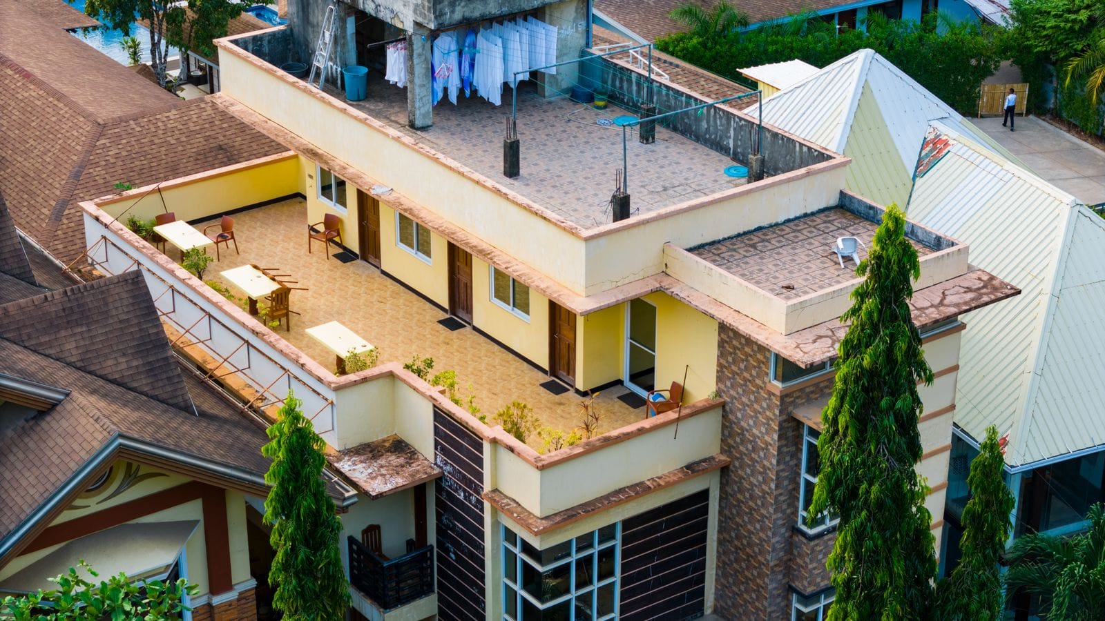 Vista aérea de un edificio residencial junto al puerto deportivo de Cambrils