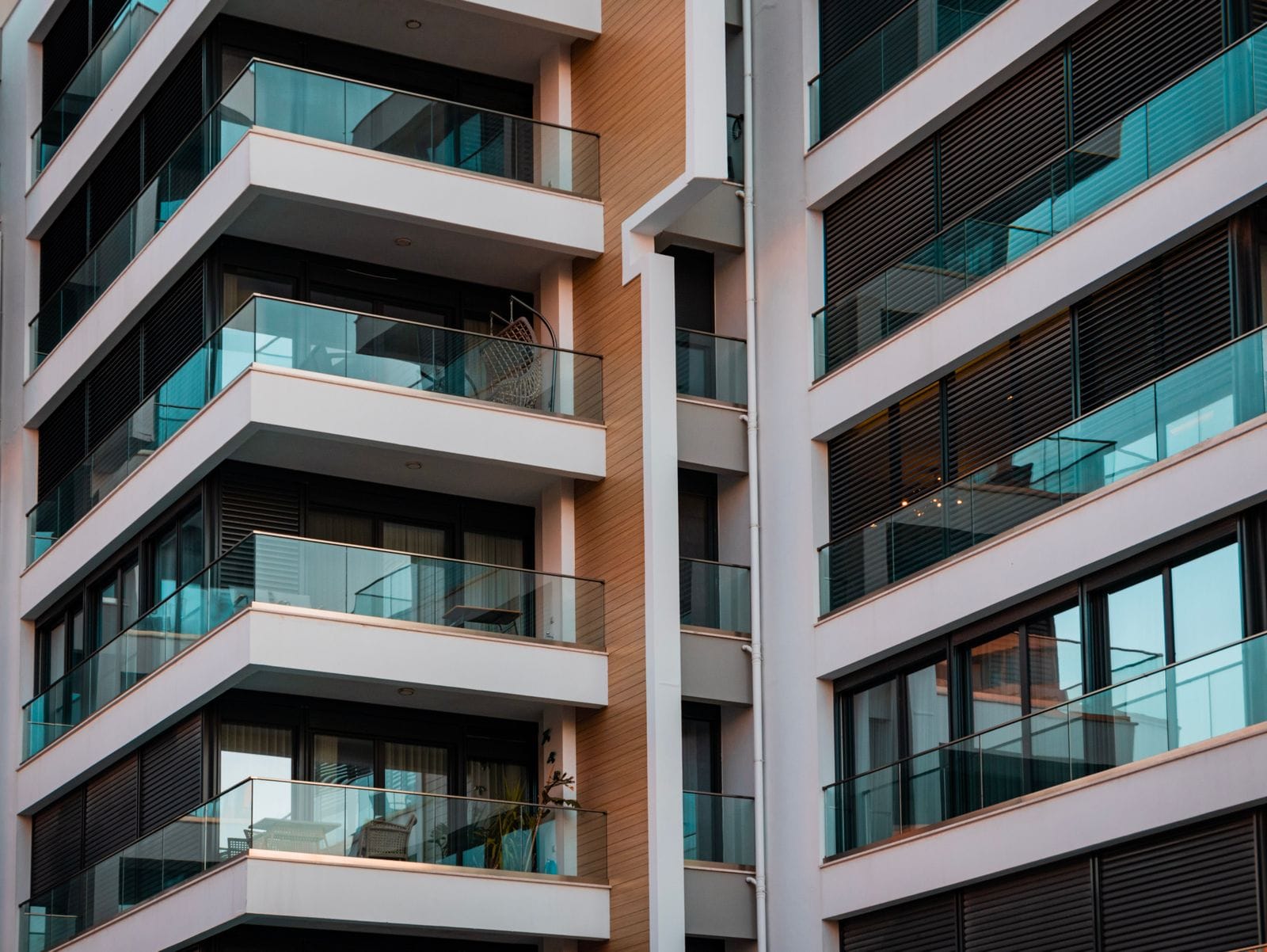 Edificio residencial contemporáneo de líneas limpias frente al mar en Salou