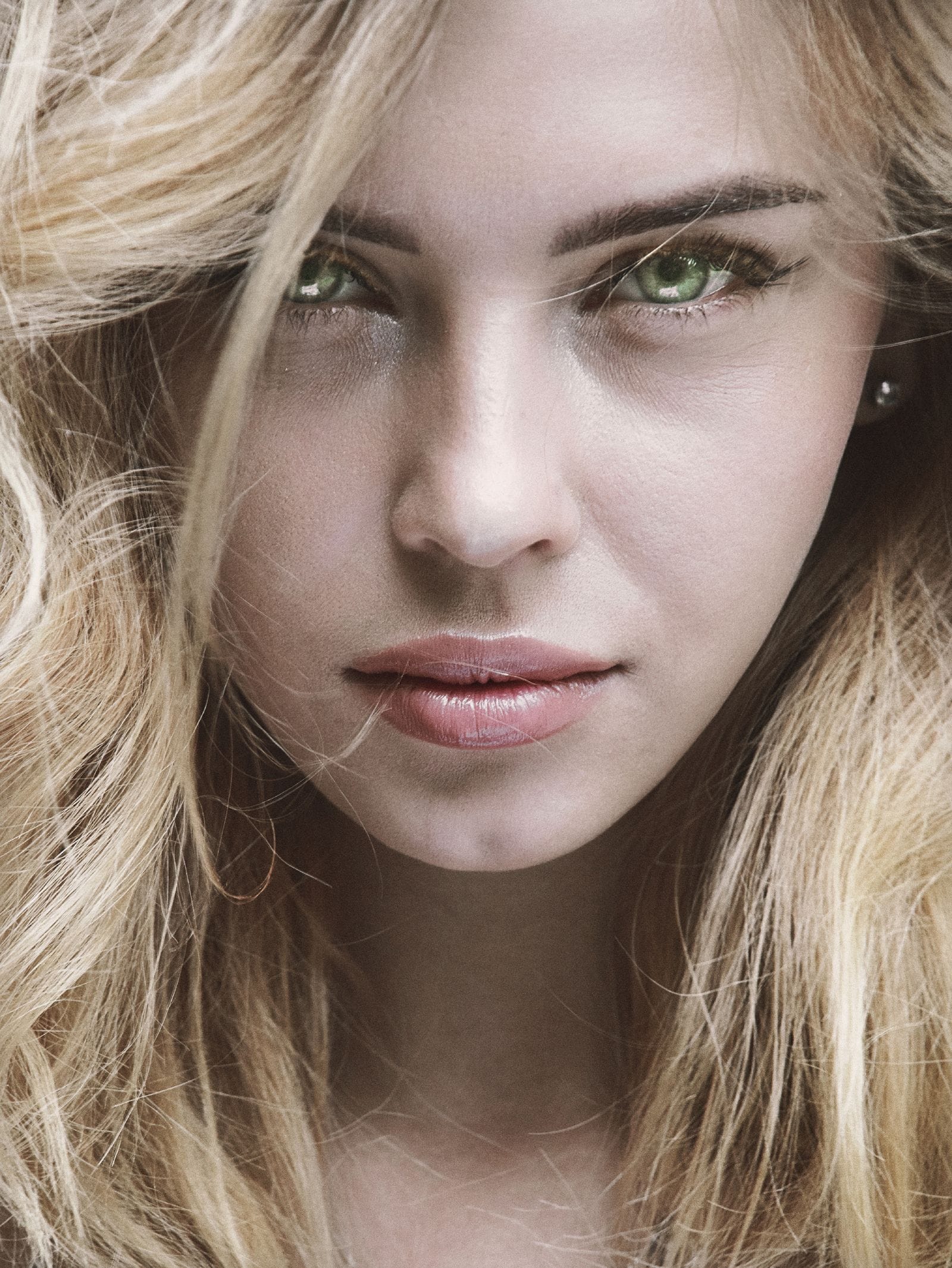 Melena rubia con acabado de brillo natural