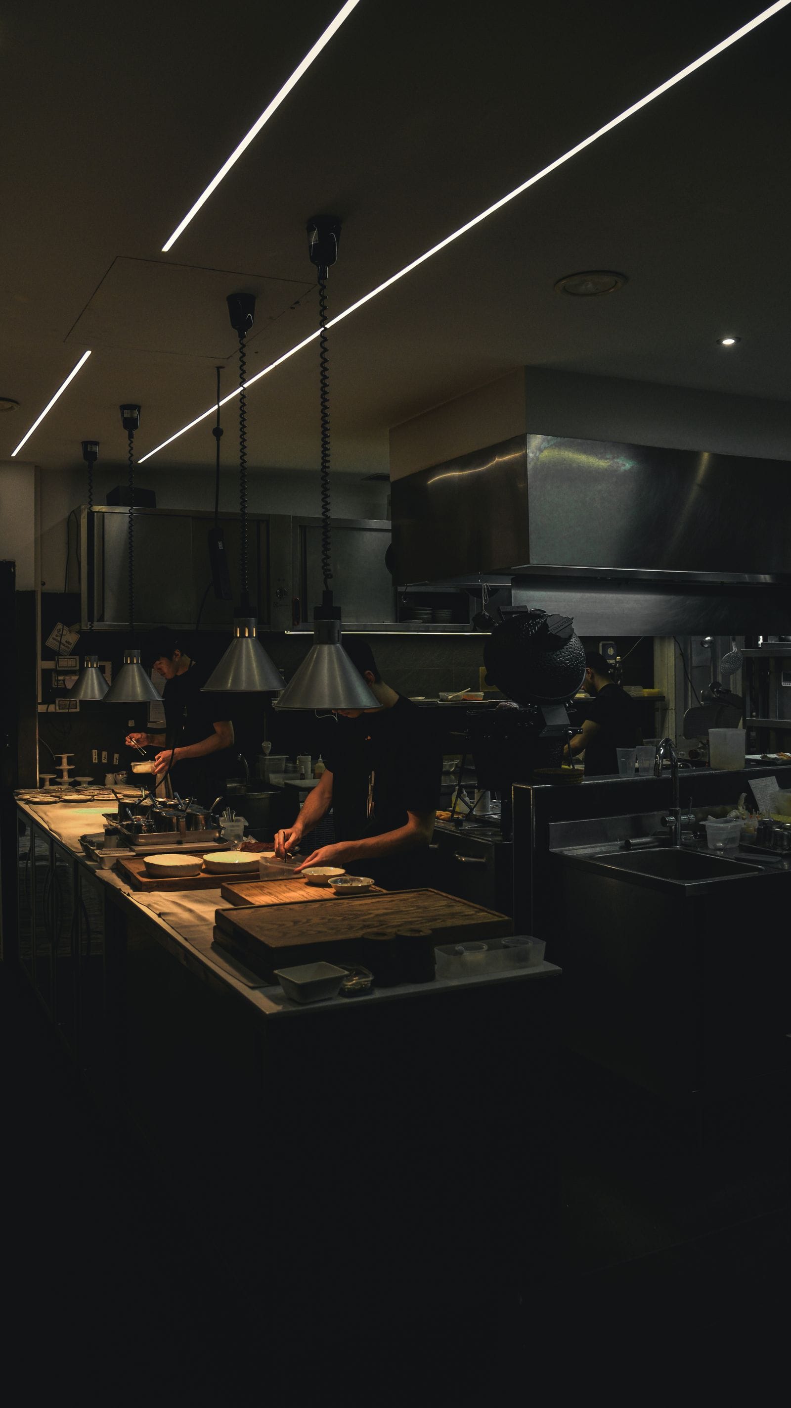 Chef de Mar i Brasa emplatando con detalle en la cocina abierta