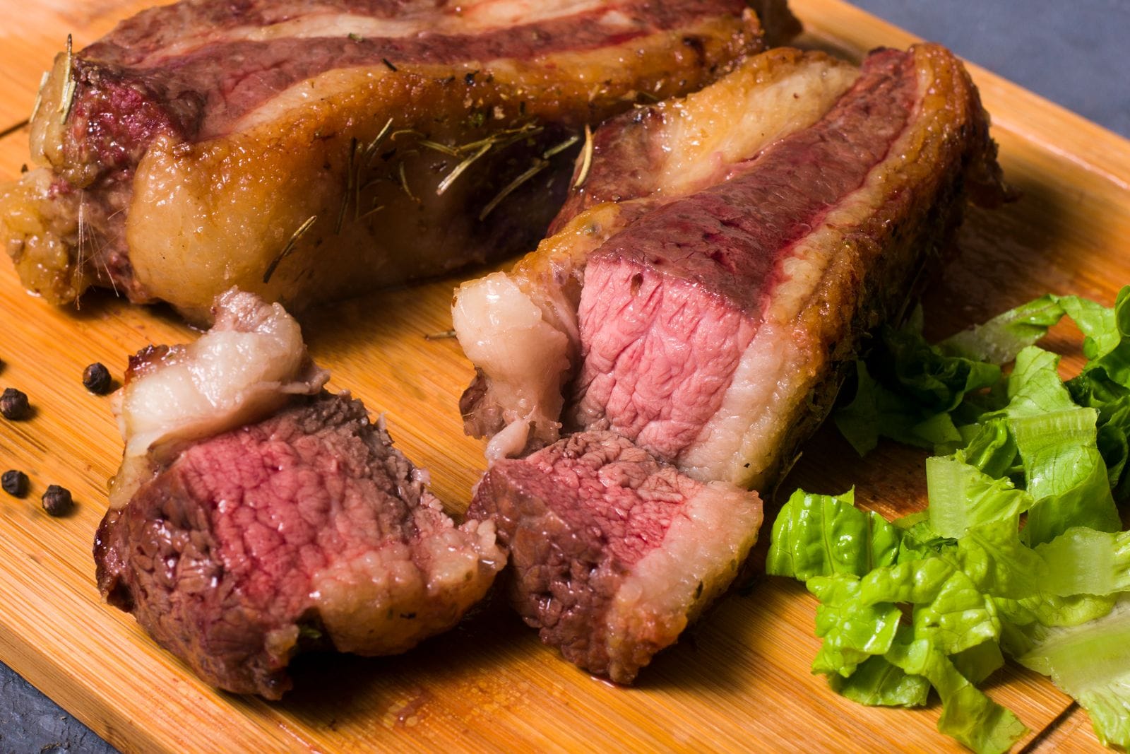 Detalle de un corte de carne reposando antes de pasar por la parrilla
