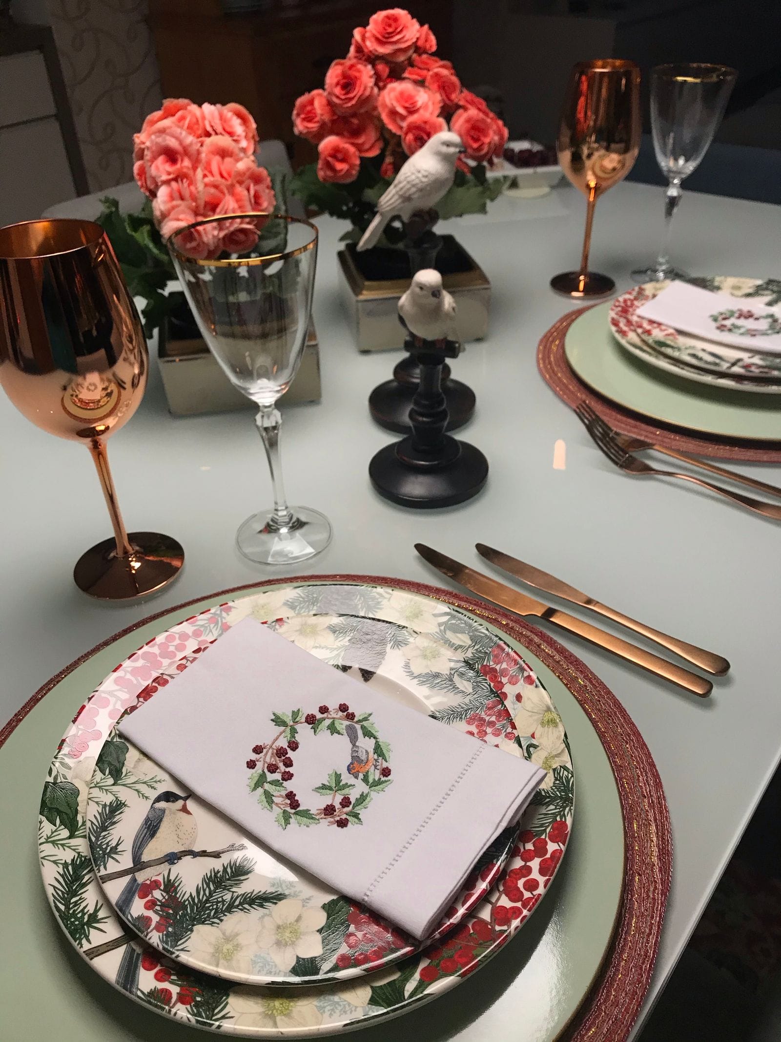 Mesa elegante preparada en el comedor de Mar i Brasa