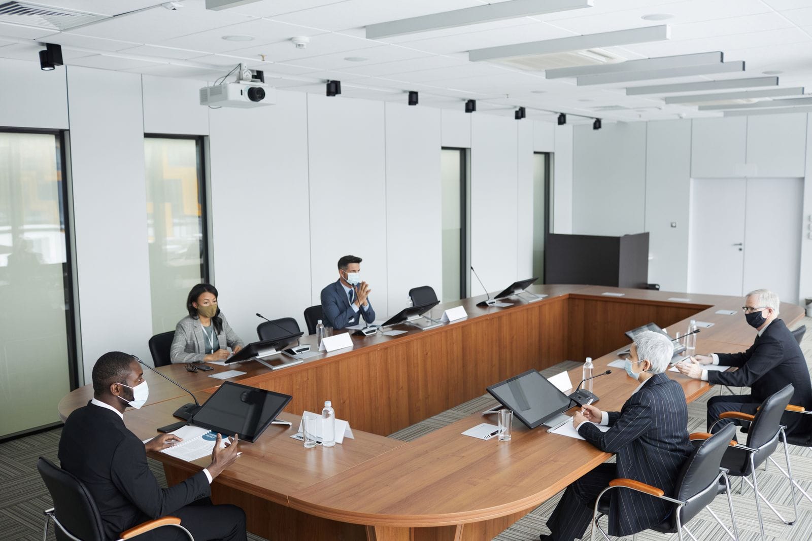 Equipo de Terramar reunido alrededor de una mesa repasando expedientes de clientes