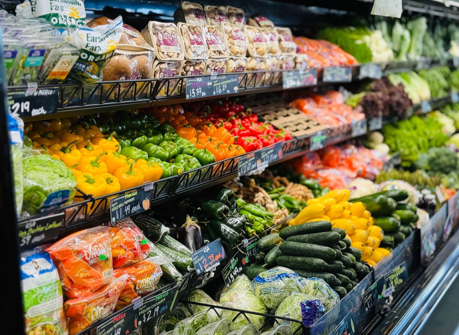 Mostrador de frutas y verduras frescas recién colocadas en el Súper La Plaça
