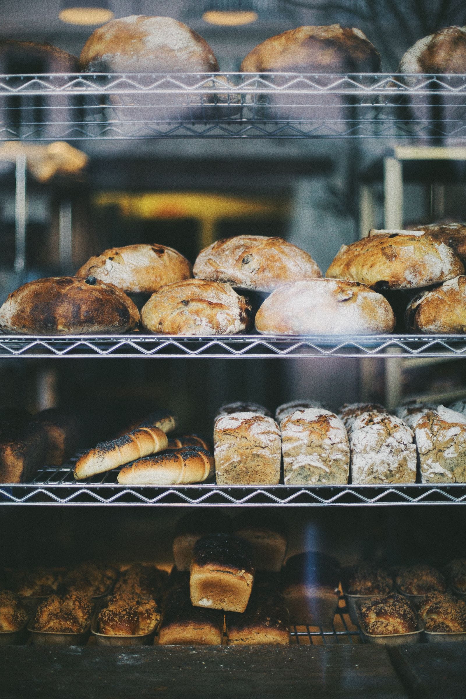 Panes y bollería recién horneados en el rincón de panadería del Súper La Plaça