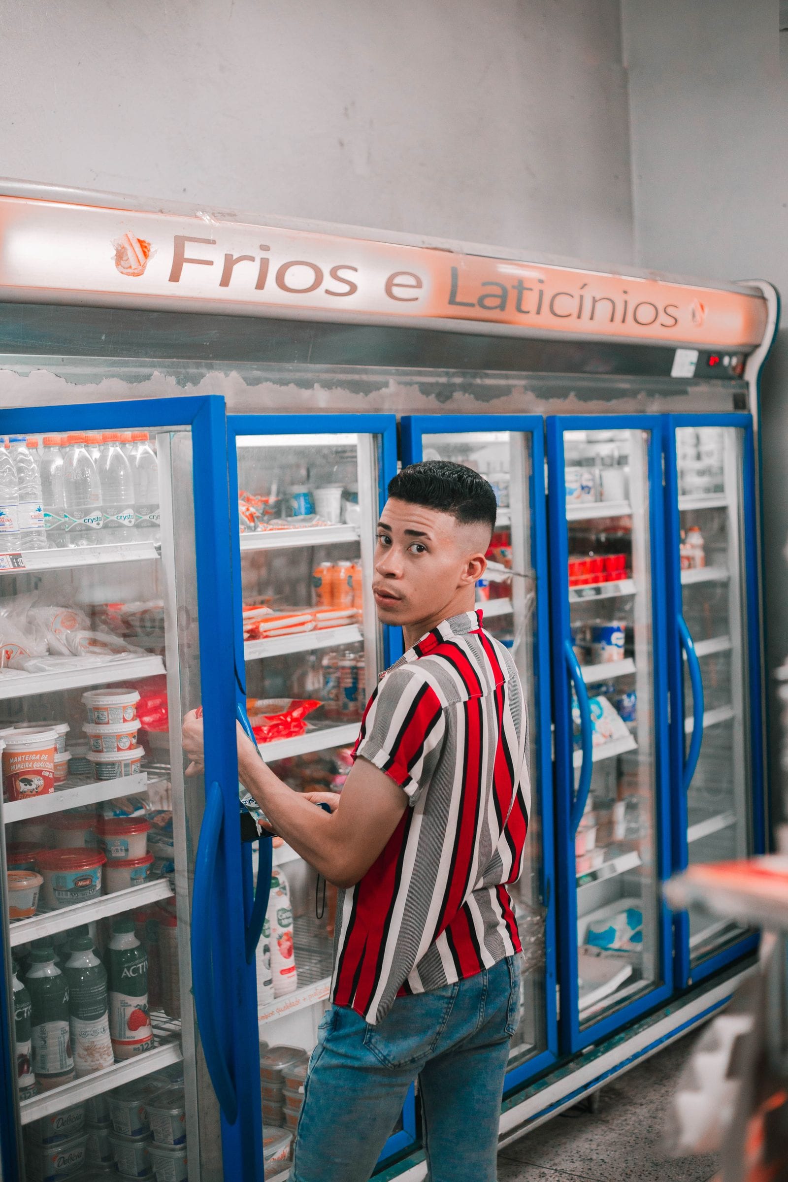 Un cliente habitual elige con calma un producto del estante en la tienda