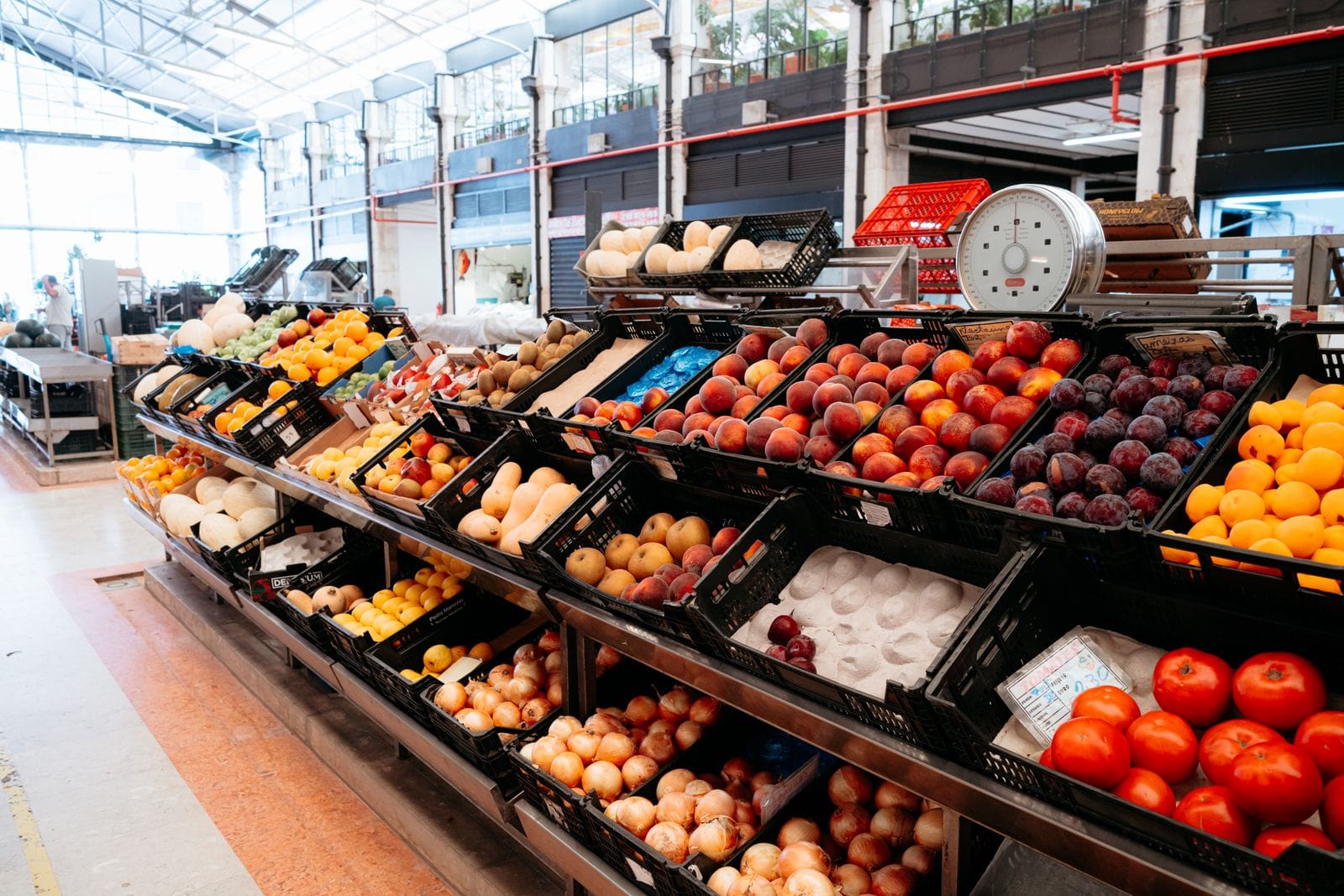 Pasillo del mercado lleno de color con productos surtidos en el Súper La Plaça