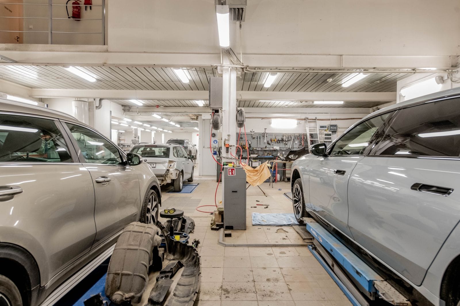 Vista del interior del taller MotorSur con varios vehículos en reparación