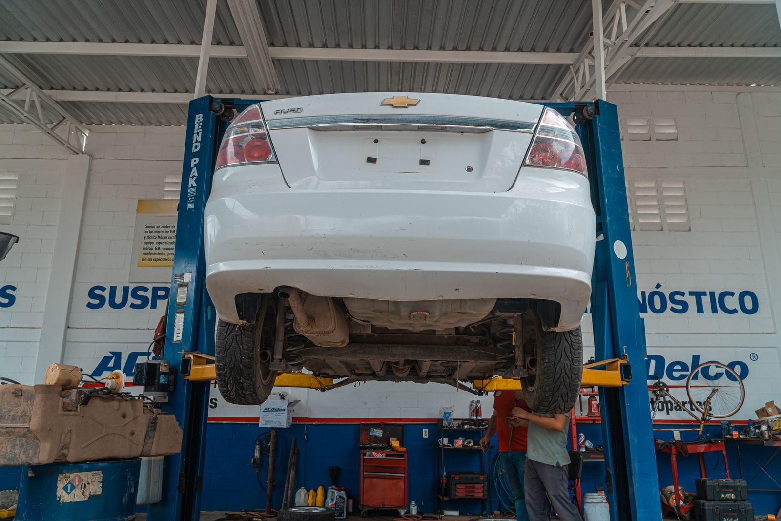 Coche elevado sobre el puente en una de las líneas de reparación de MotorSur