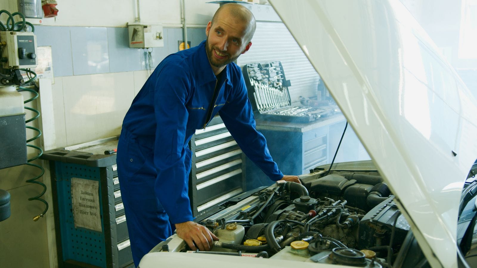 Retrato de Jordi Ferrer, jefe de taller de MotorSur, con su uniforme de trabajo