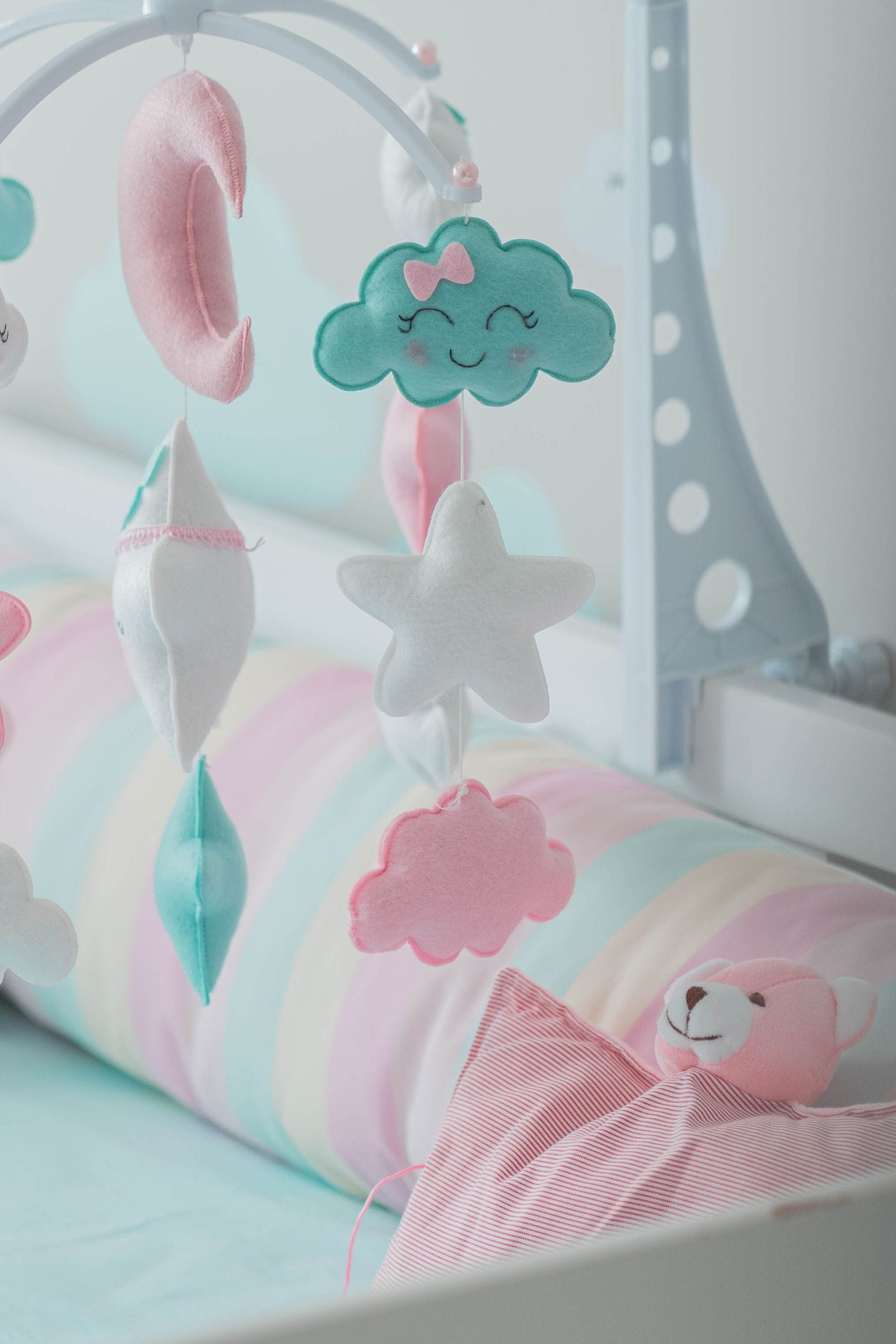 Habitación infantil en tonos pastel con detalles cálidos y luz natural