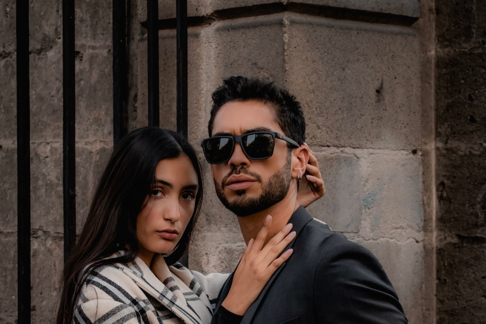 Editorial en blanco y negro: modelo con abrigo de la nueva colección de Solana
