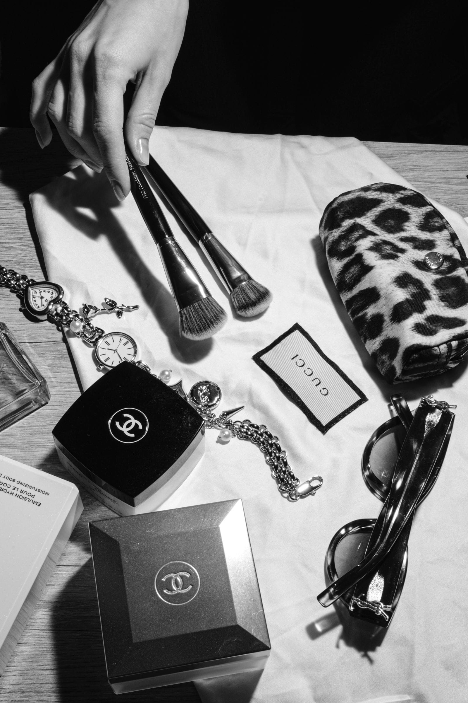 Composición flat-lay de accesorios y complementos de piel