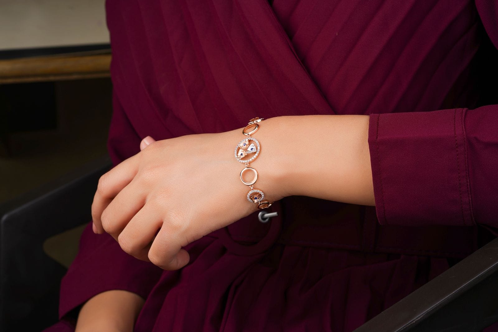 Detalle de pulsera artesanal sobre la muñeca de una modelo